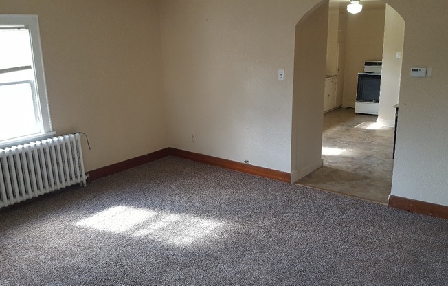 2 beds, 1 bath, $690, Unit Apt. # 3