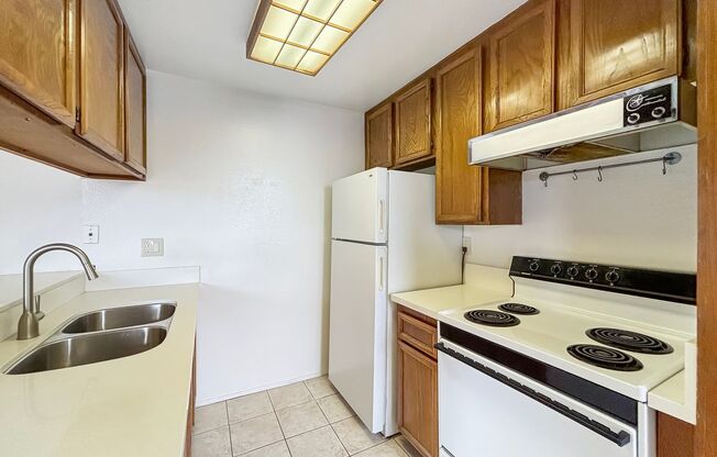 Charming 1BD/1BA Condo in University City W/ Community Pool and On-site Laundry!