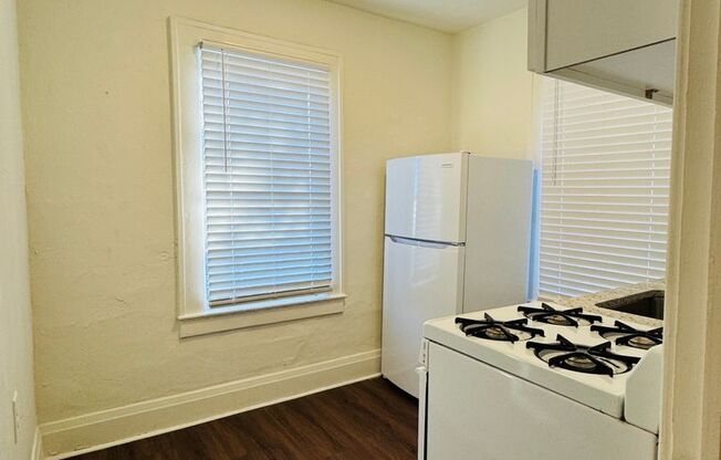 2 beds, 1 bath, $1,195, Unit 945 1/2