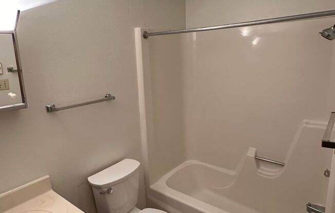 2 beds, 1 bath, $740, Unit 16-16