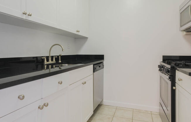 1 bed, 1 bath, 594 sqft, $5,145, Unit 17O