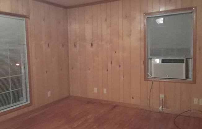 1 Bedroom With a Bonus Room For Rent Near Downtown Clarksville!