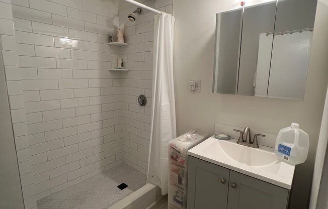 3 beds, 1 bath, $4,500, Unit 22
