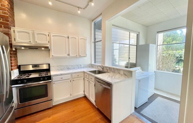 Full Floor, 1,725sqft, 3br/1.5 bath Buena Vista Park Edwardian Flat!  Parking! Storage! Laundry! Pets OK! PROGRESSIVE