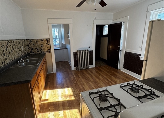 3 beds, 1 bath, 1,352 sqft, $1,900, Unit 2