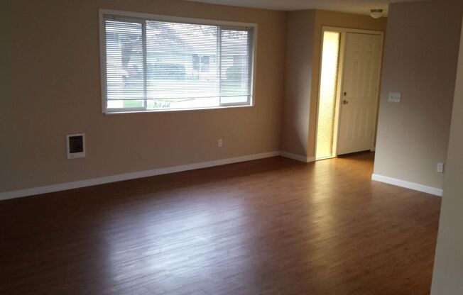 2 beds, 1 bath, 988 sqft, $1,350, Unit M8