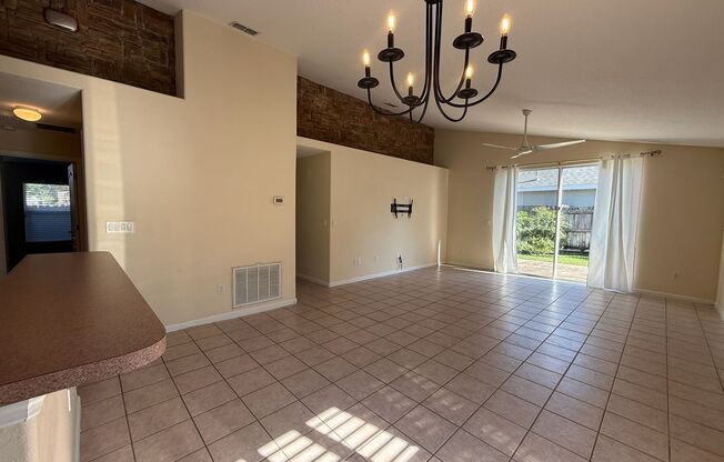 Beautiful Lake Mary 4 Bedroom home in Gated Community with Community Pools