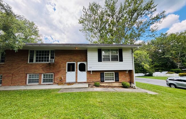 625PB - 1605 Lark Lane -M