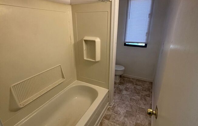 3 beds, 1 bath, $825, Unit 02