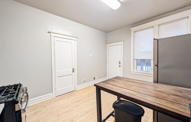 2 beds, 1 bath, 932 sqft, $1,475, Unit 2R