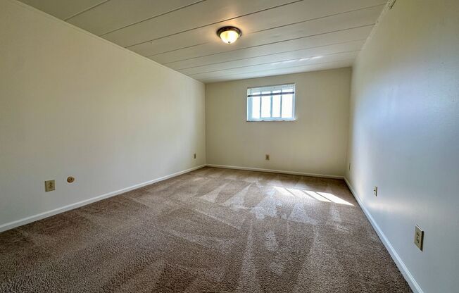 2 beds, 1 bath, $1,095, Unit C-22