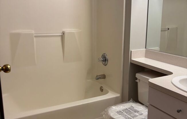 1 bed, 1 bath, 670 sqft, $1,029, Unit 210