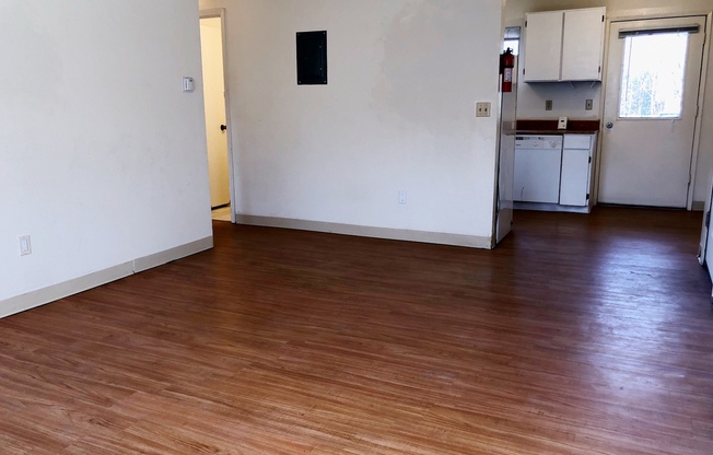 2 beds, 1 bath, $1,300, Unit 04