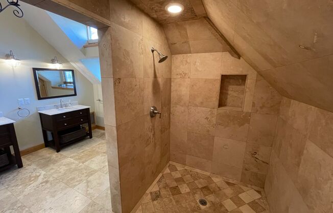 1 bed, 1 bath, 2,000 sqft, $2,095, Unit 9