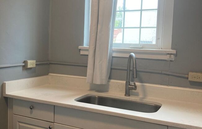 1 bed, 1 bath, 1,000 sqft, $1,095, Unit 5