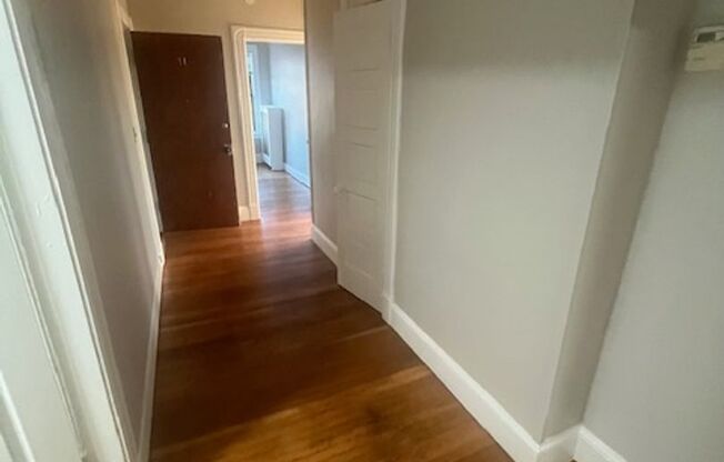 3 beds, 1 bath, $1,800, Unit 92 Woodside Unit #4L