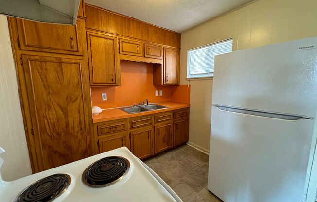 2 beds, 1 bath, $650, Unit Unit E