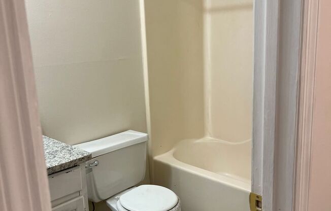 Studio, 1 bath, 460 sqft, $1,050, Unit G6
