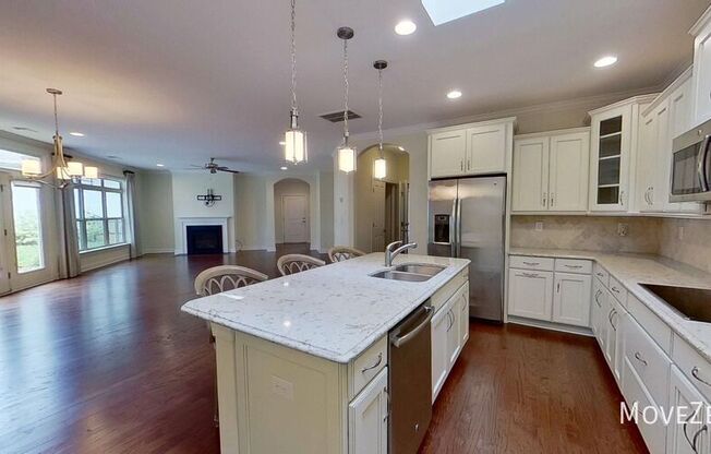 8011 PARKNOLL DR
