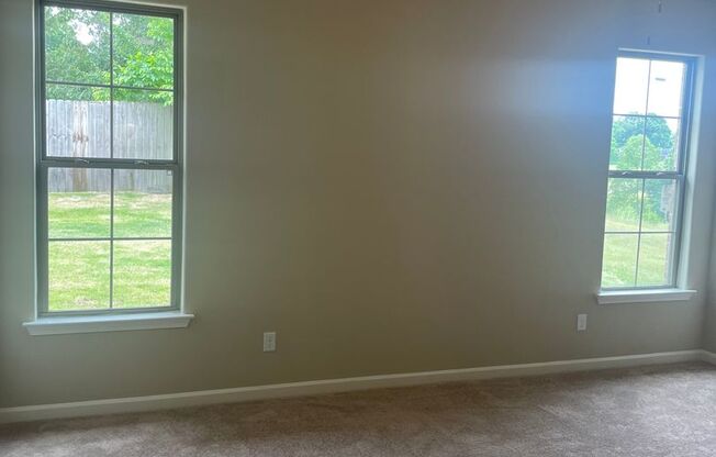 4 BR/3 BA in Central Park area of Southaven- Like new and AVAILABLE NOW!!!!!