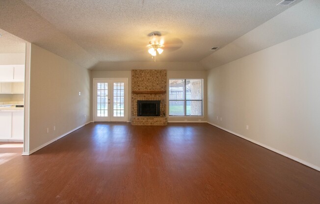 Beautifully crafted 3-2-2 home in the Crowley area!