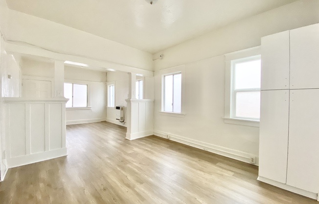 543 W 16 ST