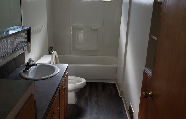 Spacious Duplex - 8 Minute Drive to Boise State University  - 3 bedroom 1 bathroom