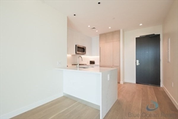 1 bed, 1 bath, 762 sqft, $4,300, Unit 24D