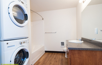 3 beds, 2 baths, 1,275 sqft, $2,050, Unit 231