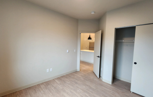 2 beds, 1 bath, 913 sqft, $1,900, Unit B-306