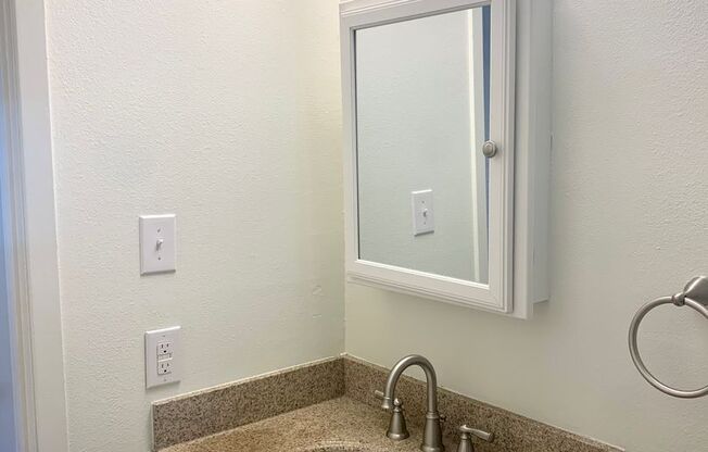 1 bed, 1 bath, $895, Unit 204