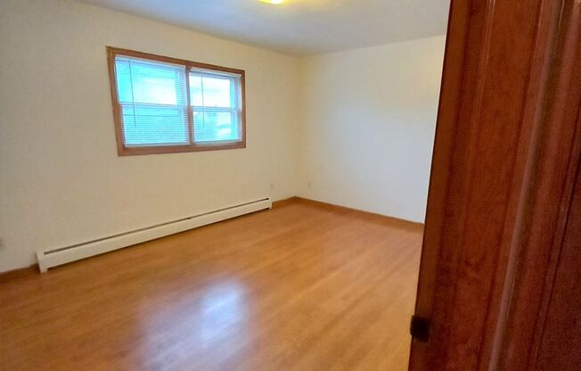 2 beds, 1 bath, 903 sqft, $1,190, Unit E-7