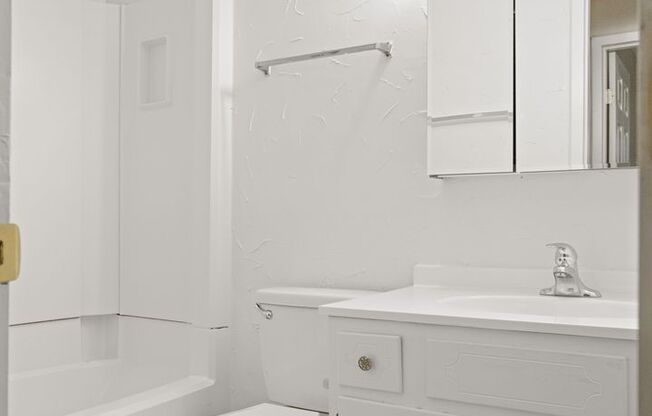 2 beds, 1 bath, 800 sqft, $1,100, Unit 379-206