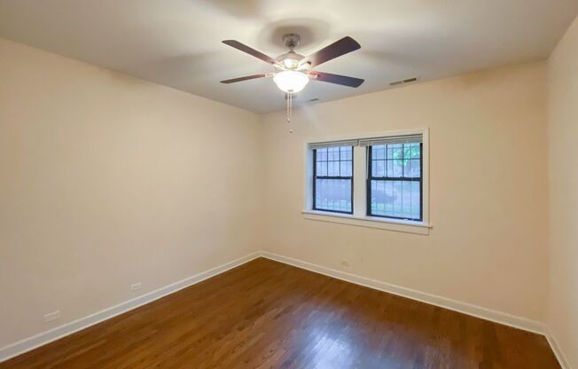 3 beds, 2 baths, 1,270 sqft, $3,100, Unit 1827L-G