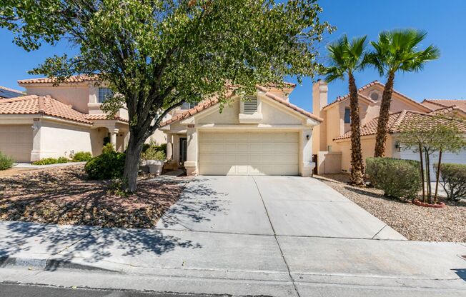 SUMMERLIN, SPACIOUS, 4 BED HOME WHITH A LARGE BACKYARD