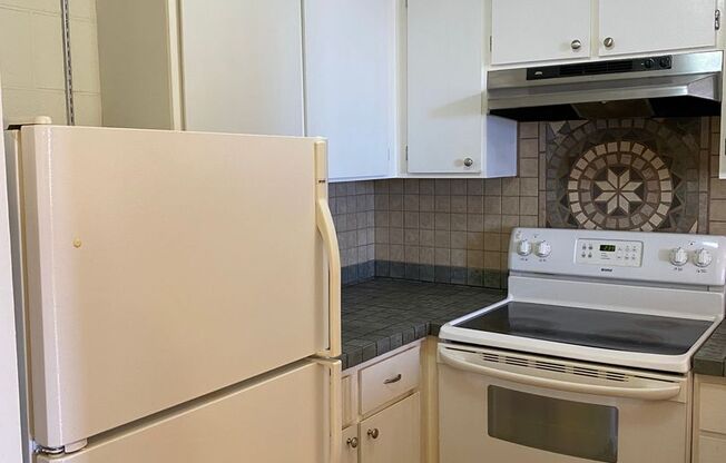 Leilehua - Spacious One Bedroom with Secured Parking Near Downtown Honolulu