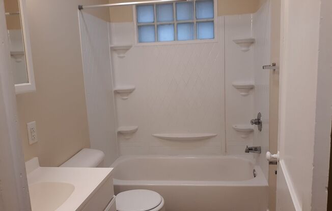 Cozy  2 Bedroom Home off Poplar Level