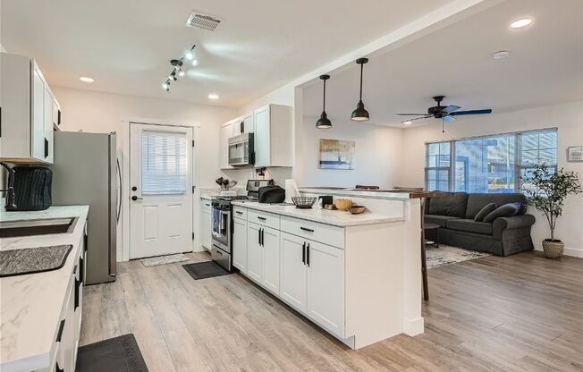 FULLY FURNISHED IN DOWNTOWN HENDERSON