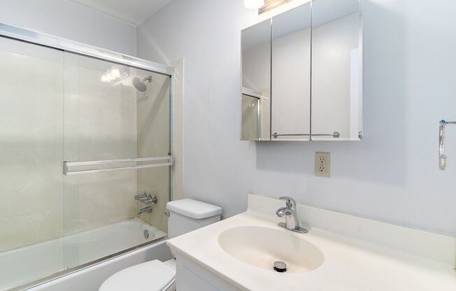 2 beds, 1 bath, $2,350, Unit 1576-E