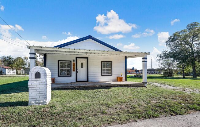 BEAUTIFUL- UPDATED 3 bedroom 1 Bath in Cleburne!