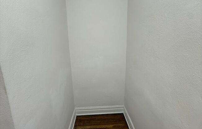 1 bed, 1 bath, 962 sqft, $1,510, Unit New King Edward  306