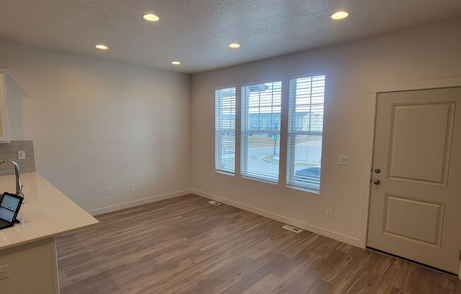 GET A MONTH OF RENT FOR FREE!!!