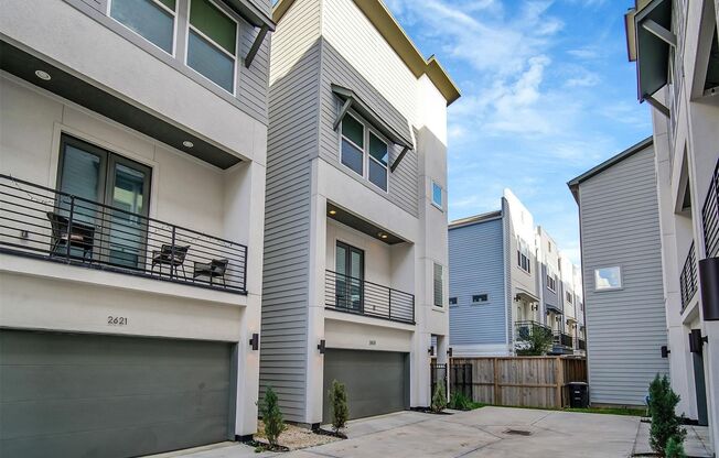 Stunning Like New Townhome Close to Med Center!
