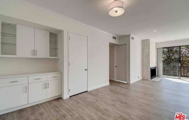 2324 S BEVERLY GLN BLVD