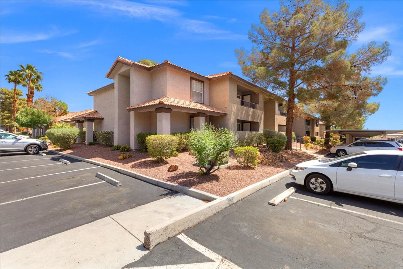 Beautiful 1 Bedroom 1 Bath Condo - Move In ready!