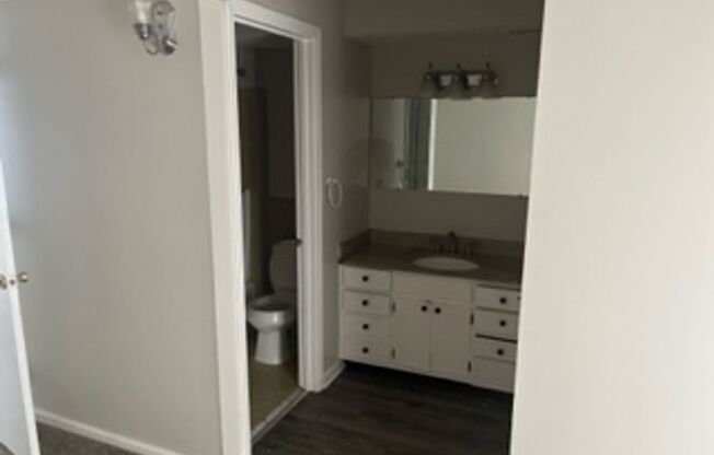 2 beds, 2 baths, $1,200, Unit 4