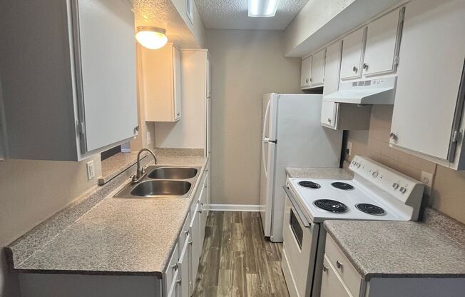 2 beds, 1 bath, 826 sqft, $1,570, Unit 2072