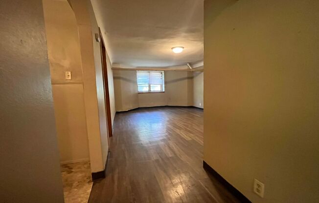 2 beds, 1 bath, 864 sqft, $995, Unit B2