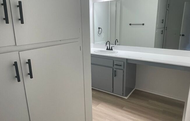 1 bed, 1 bath, 696 sqft, $1,950, Unit 17