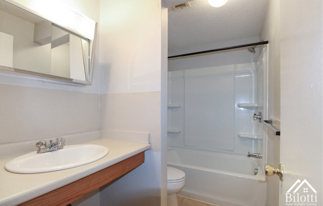 2 beds, 1 bath, 909 sqft, $1,750, Unit 117